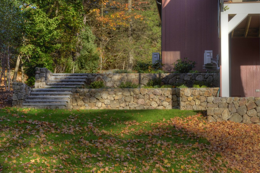 Geometrische, Große, Schattige Klassische Gartenmauer im Herbst, hinter dem Haus mit Natursteinplatten in Boston