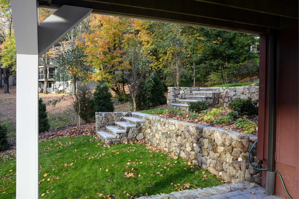 Ispirazione per un grande giardino formale chic esposto a mezz'ombra dietro casa in autunno con un muro di contenimento