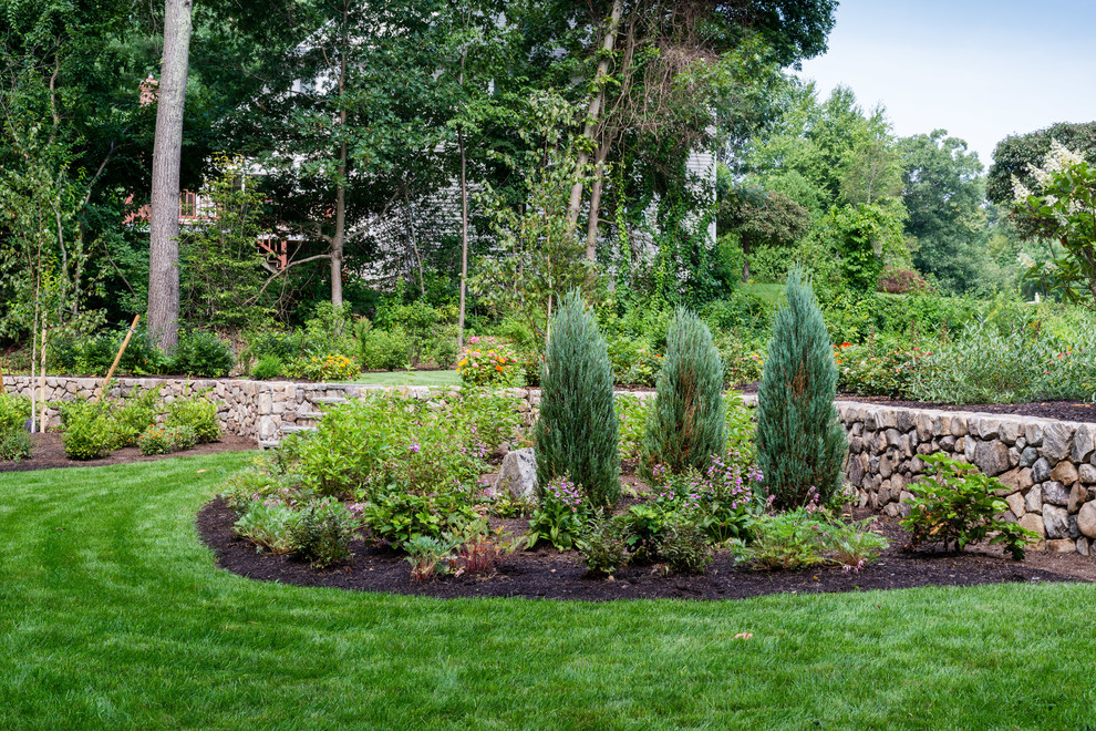 Geometrischer, Mittelgroßer, Halbschattiger Landhaus Garten im Sommer, hinter dem Haus mit Feuerstelle und Natursteinplatten in Boston