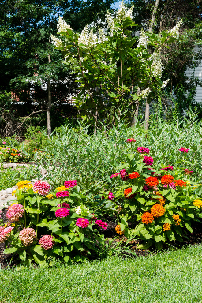 Geometrischer, Mittelgroßer, Halbschattiger Landhaus Garten im Sommer, hinter dem Haus mit Feuerstelle und Natursteinplatten in Boston