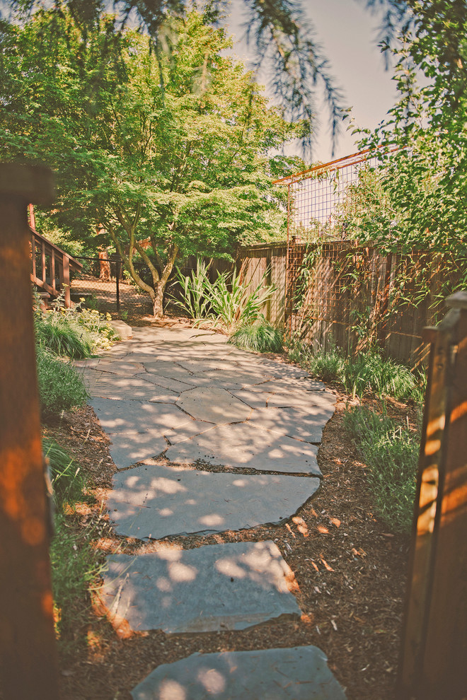 Mittelgroßer, Halbschattiger Klassischer Gartenweg im Sommer, neben dem Haus mit Pflastersteinen in Sonstige