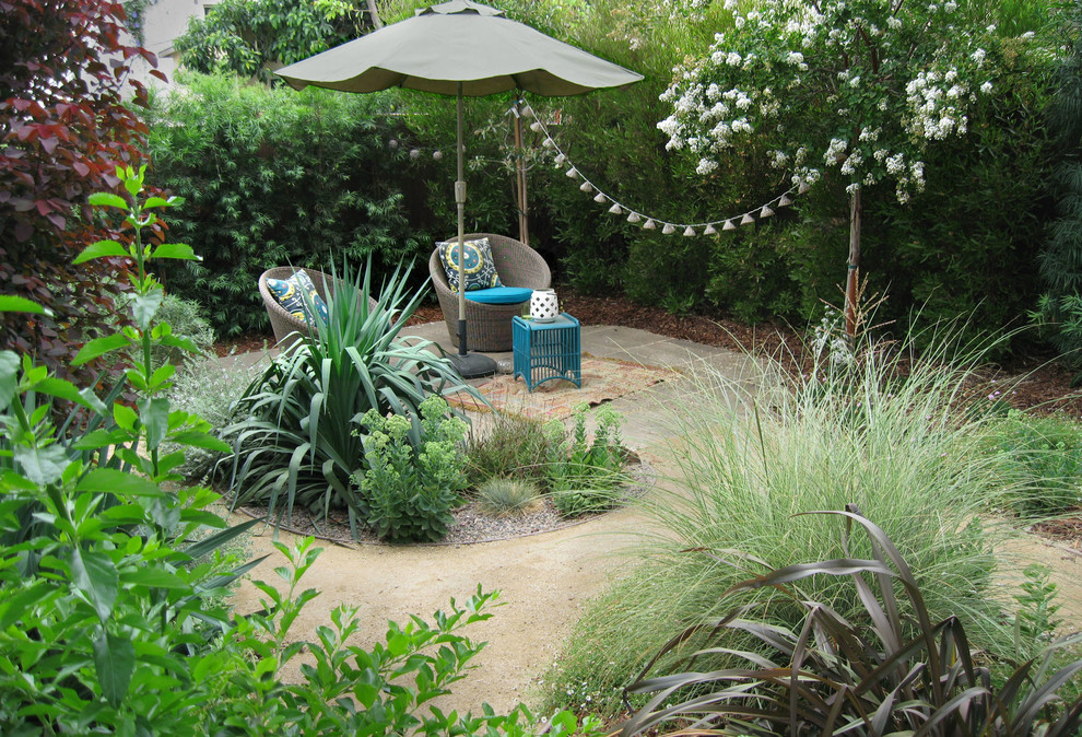 Modern inredning av en liten bakgård i delvis sol som tål torka, med en trädgårdsgång