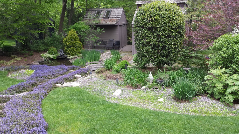 Idee per un grande giardino tradizionale in ombra dietro casa in primavera con un ingresso o sentiero