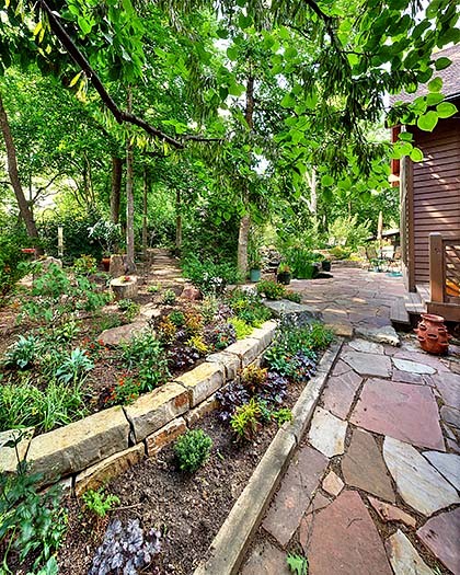 Immagine di un grande privacy in giardino stile rurale in ombra dietro casa in estate con pavimentazioni in pietra naturale