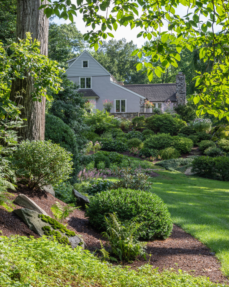 Geometrischer, Geräumiger, Halbschattiger Klassischer Garten im Sommer, neben dem Haus mit Blumenbeet in New York