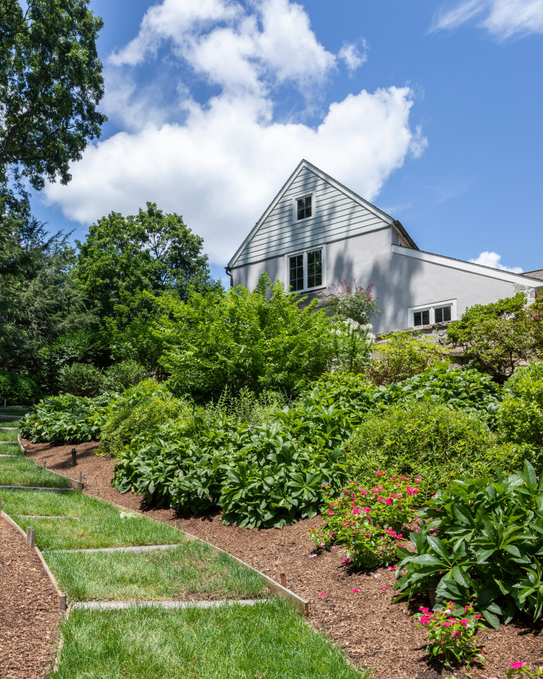 Esempio di un ampio giardino classico esposto in pieno sole dietro casa in estate