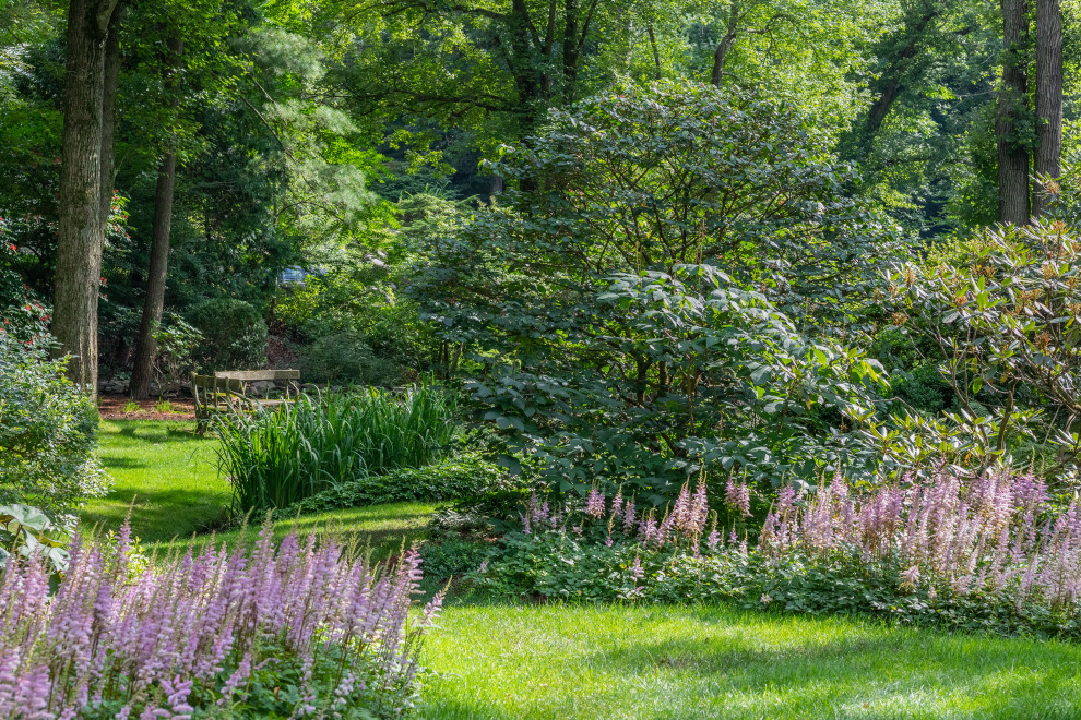 Источник вдохновения для домашнего уюта: огромный солнечный, летний регулярный сад на переднем дворе в классическом стиле с клумбами и хорошей освещенностью