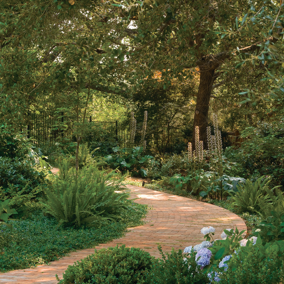 Idées déco pour un jardin arrière classique de taille moyenne avec une exposition partiellement ombragée et des pavés en brique.
