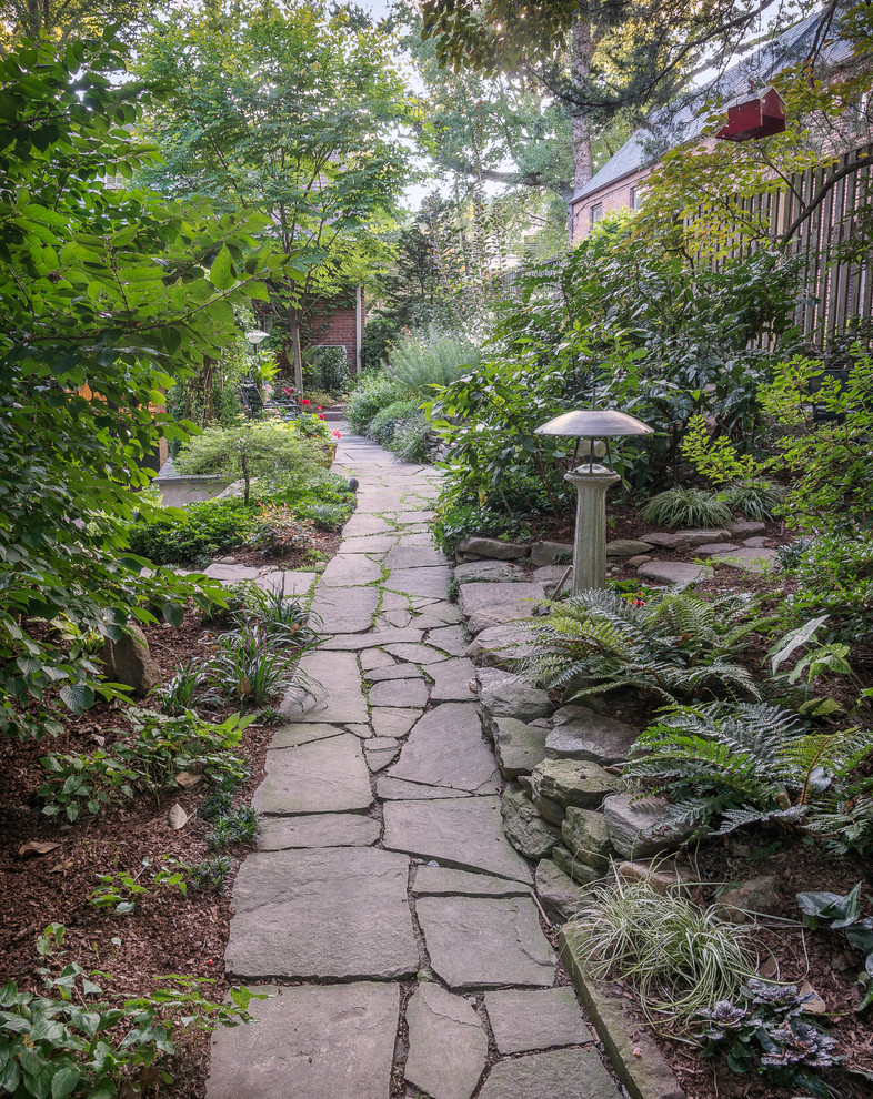 Exemple d'un aménagement d'entrée ou allée de jardin arrière montagne de taille moyenne et l'été avec une exposition ombragée et des pavés en pierre naturelle.