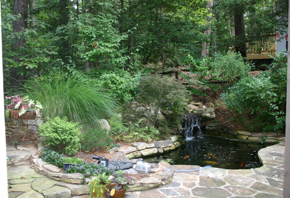 Esempio di un piccolo giardino stile rurale in ombra dietro casa in estate con fontane