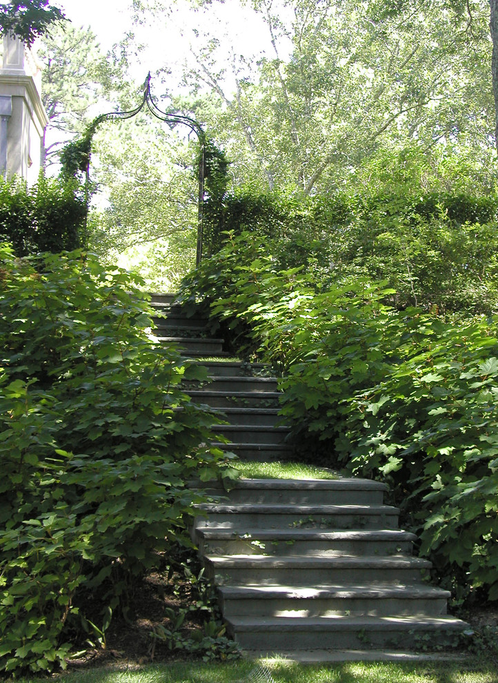 На фото: регулярный сад среднего размера на заднем дворе в классическом стиле с садовой дорожкой или калиткой, полуденной тенью и мощением тротуарной плиткой