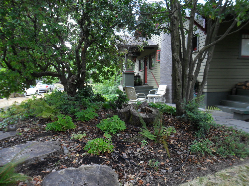 Immagine di un piccolo giardino bohémian in ombra davanti casa in estate con pavimentazioni in pietra naturale