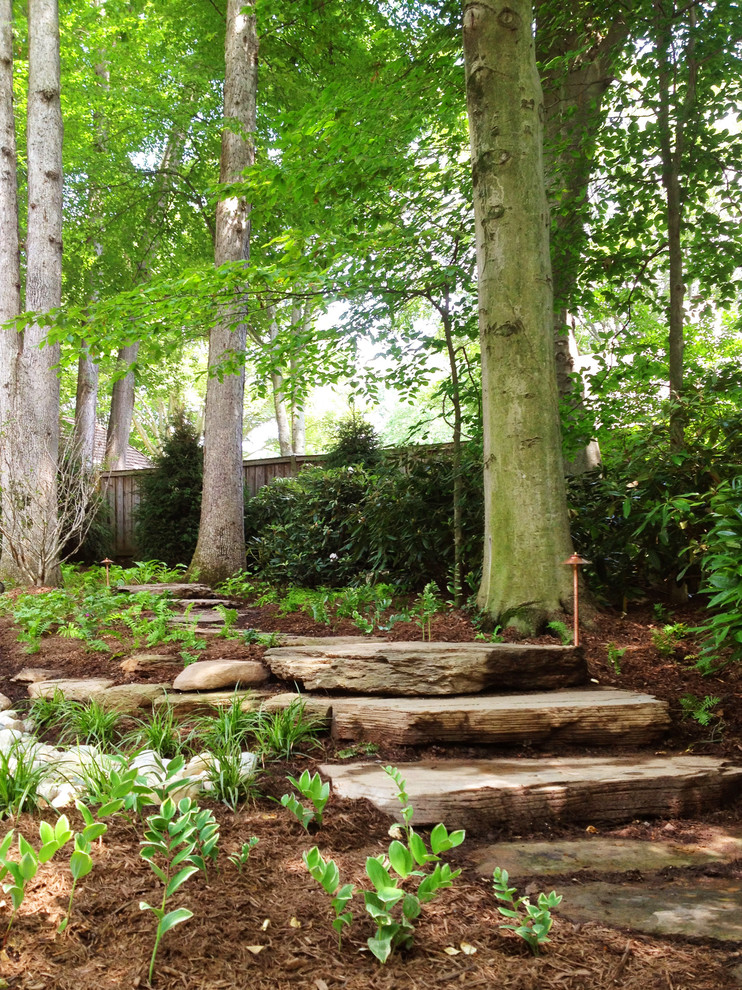 Inspiration pour un grand jardin traditionnel avec une exposition ombragée et des pavés en pierre naturelle.