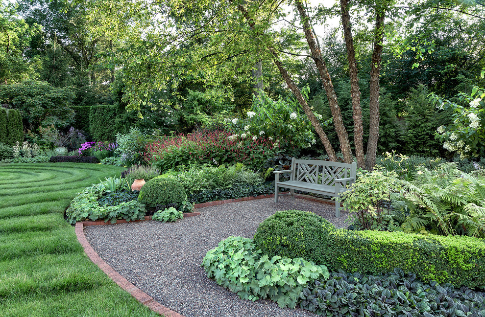 На фото: регулярный сад на заднем дворе в классическом стиле с покрытием из гравия с