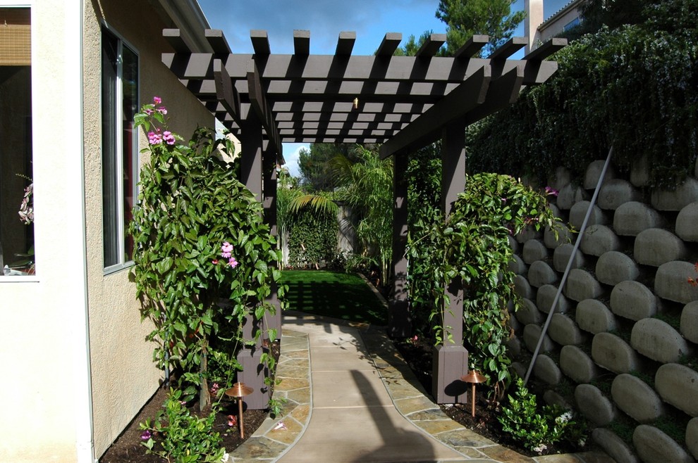 Пример оригинального дизайна: участок и сад на боковом дворе в морском стиле