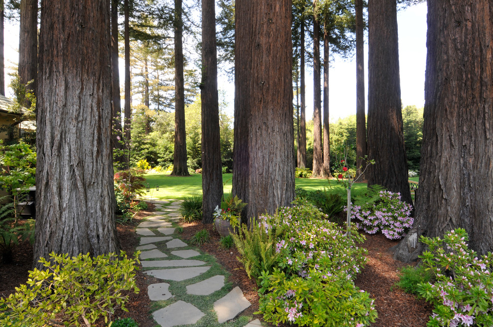Schattiger Rustikaler Garten im Frühling mit Natursteinplatten in San Francisco