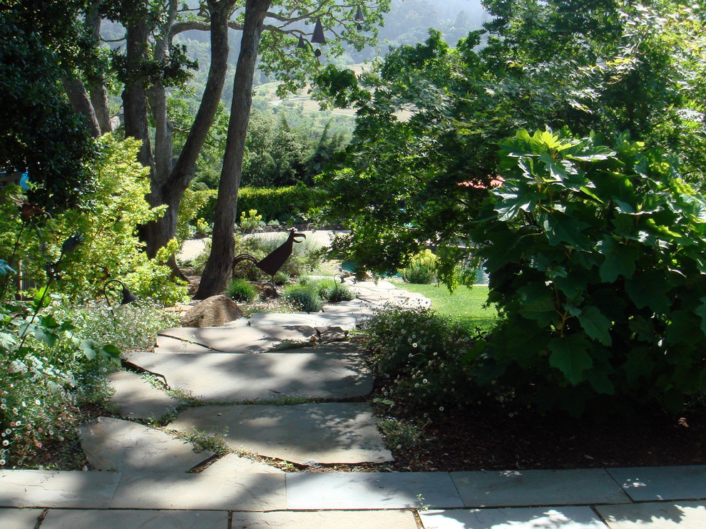 Пример оригинального дизайна: большой тенистый, весенний участок и сад на склоне в стиле неоклассика (современная классика) с садовой дорожкой или калиткой и мощением тротуарной плиткой