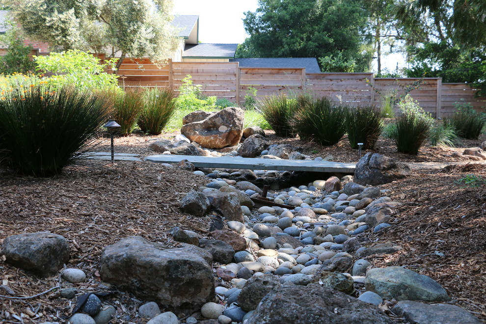 Идея дизайна: большой засухоустойчивый сад на заднем дворе в средиземноморском стиле с покрытием из каменной брусчатки и полуденной тенью