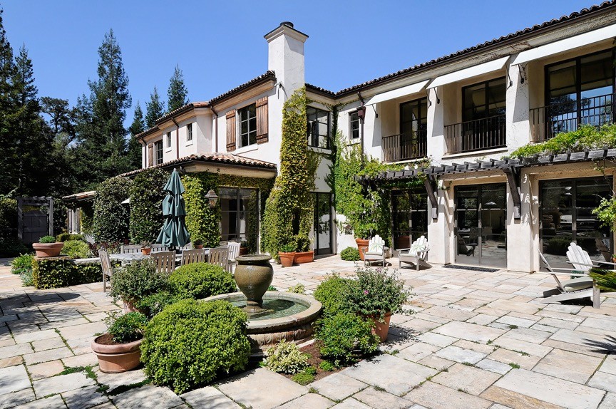 Esempio di un grande giardino mediterraneo esposto in pieno sole nel cortile laterale con fontane e pavimentazioni in pietra naturale