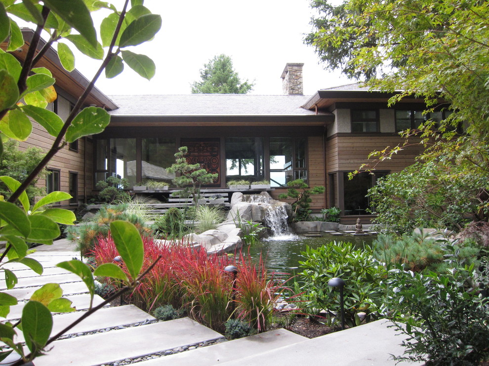 This is an example of a contemporary water fountain landscape in Vancouver.