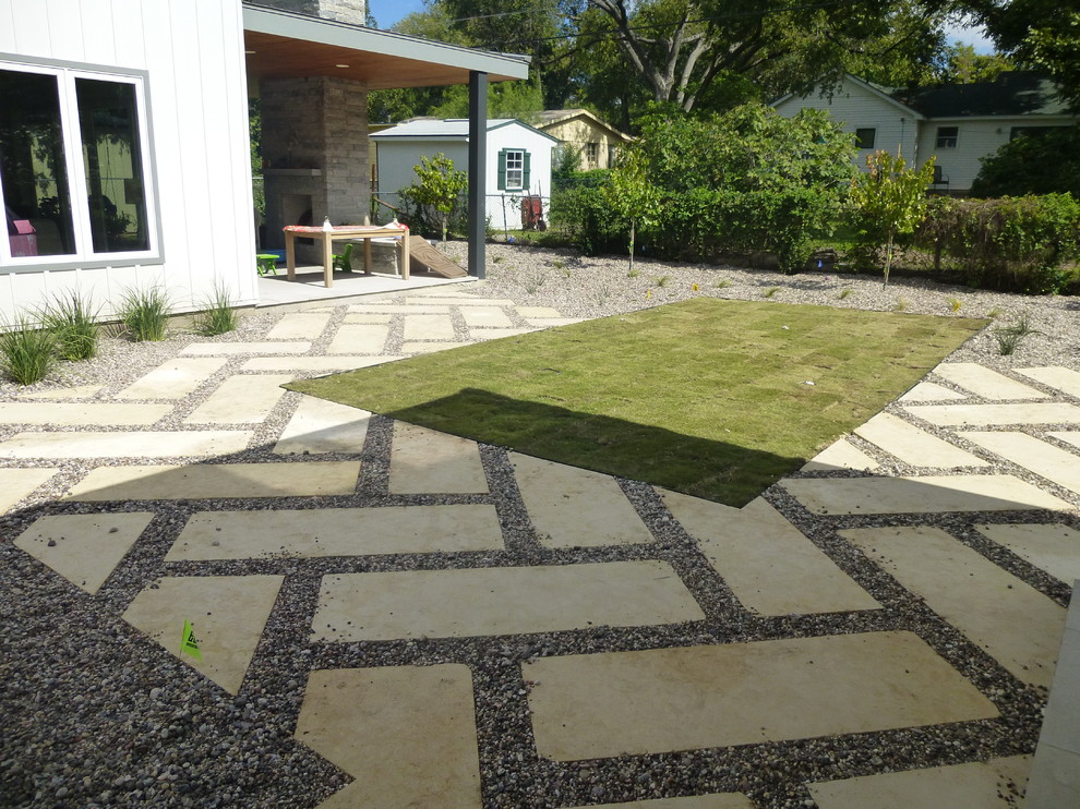 Свежая идея для дизайна: солнечный засухоустойчивый сад среднего размера на заднем дворе в стиле модернизм с хорошей освещенностью и покрытием из каменной брусчатки - отличное фото интерьера
