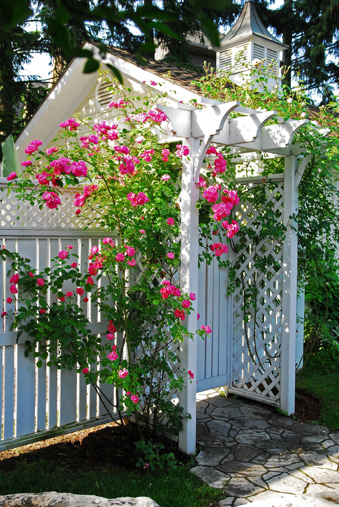 Exempel på en liten klassisk trädgård, med en trädgårdsgång
