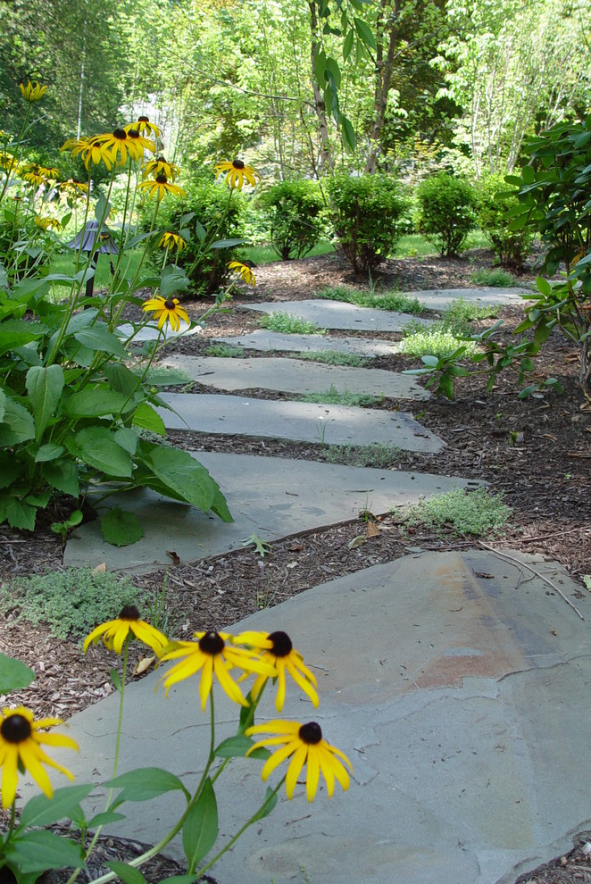 Ejemplo de camino de jardín clásico grande en patio trasero con exposición reducida al sol y adoquines de piedra natural