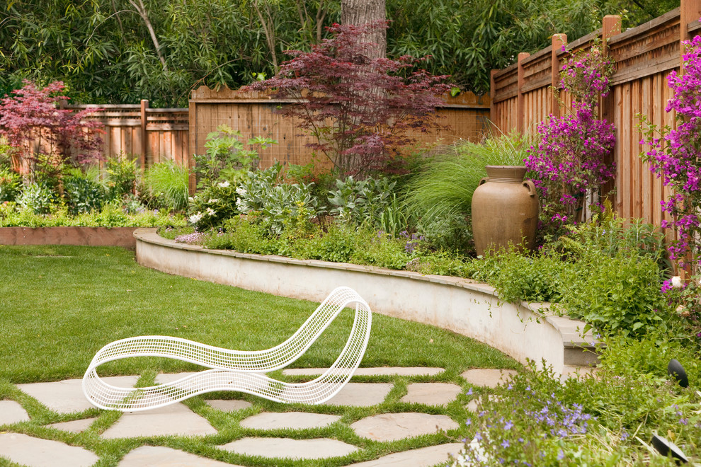 Стильный дизайн: солнечный регулярный сад среднего размера на заднем дворе в современном стиле с растениями в контейнерах, хорошей освещенностью и покрытием из каменной брусчатки - последний тренд