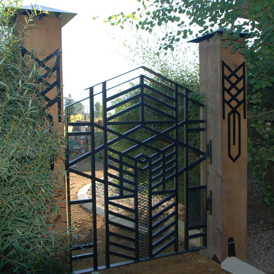 Geometrischer Moderner Gartenweg hinter dem Haus in Sonstige