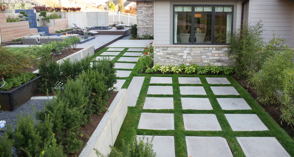 Cette photo montre un aménagement d'entrée ou allée de jardin arrière tendance de taille moyenne avec des pavés en béton.