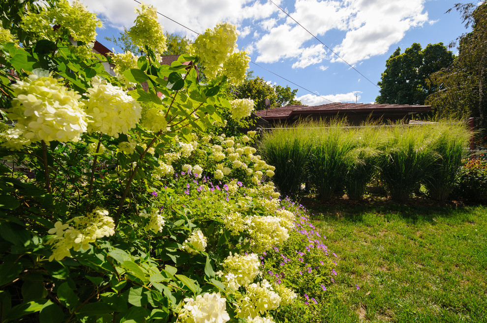 Esempio di un piccolo giardino classico esposto a mezz'ombra dietro casa in estate