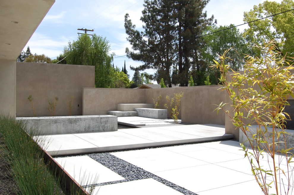 Photo of a contemporary landscaping in Sacramento.