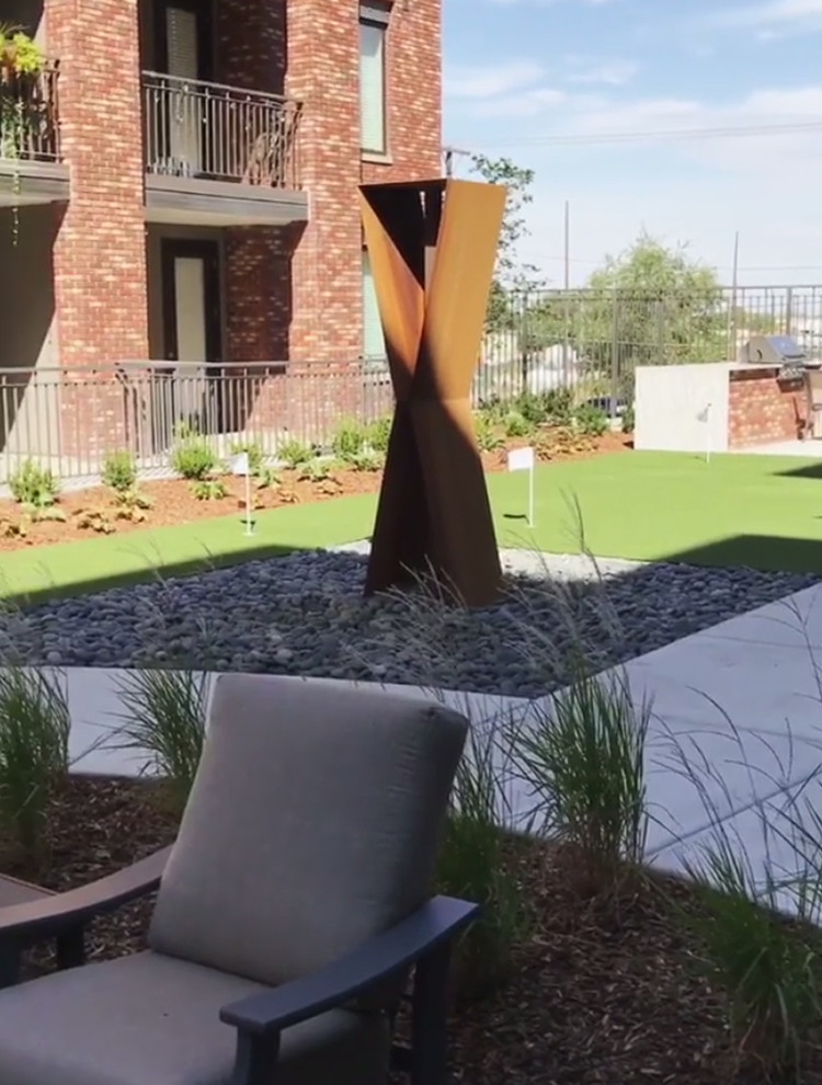 Großer Moderner Garten im Innenhof mit direkter Sonneneinstrahlung, Flusssteinen und Wasserspiel in Salt Lake City