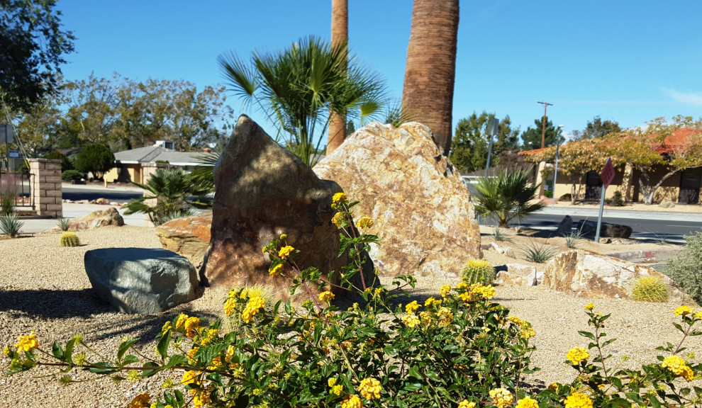 Mittelgroßer Mediterraner Vorgarten im Sommer mit Wüstengarten, direkter Sonneneinstrahlung und Flusssteinen in Los Angeles
