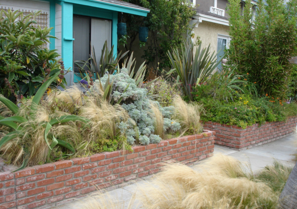 Photo of a small coastal drought-tolerant and full sun front yard garden path in Los Angeles for summer.