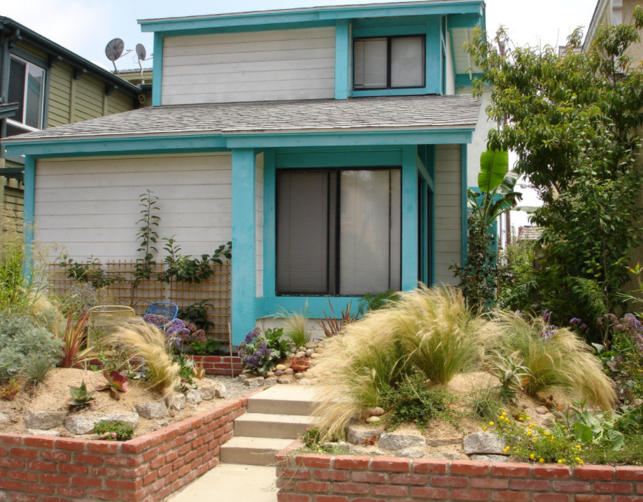 Design ideas for a small coastal drought-tolerant and full sun front yard garden path in Los Angeles for summer.