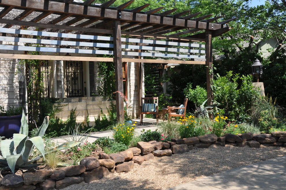 Idéer för en liten eklektisk trädgård i full sol som tål torka och framför huset på våren, med grus