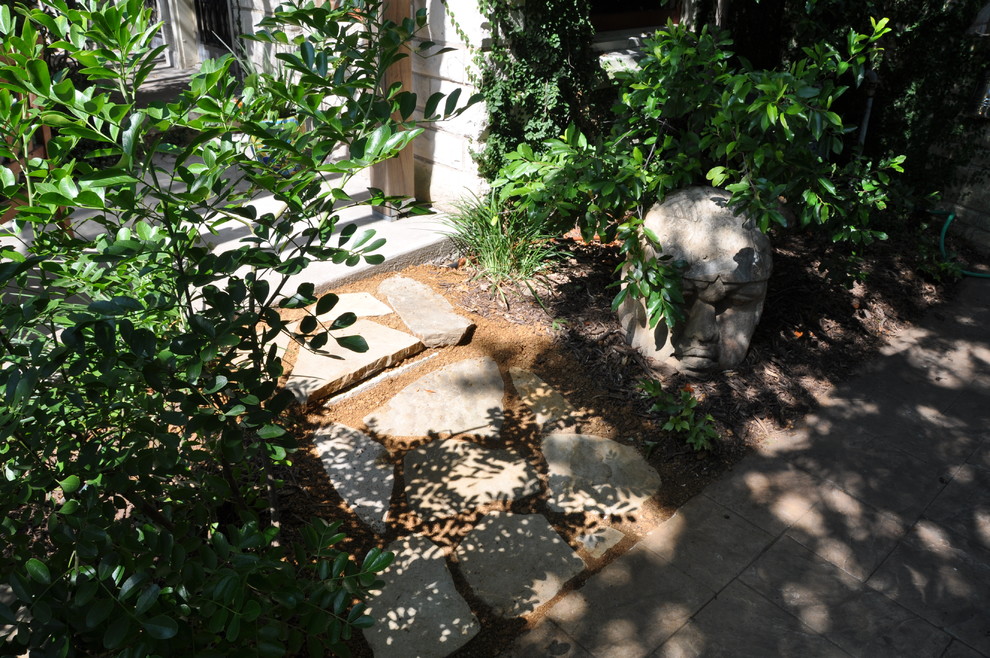 Diseño de jardín de secano bohemio pequeño en primavera en patio con exposición total al sol y adoquines de piedra natural