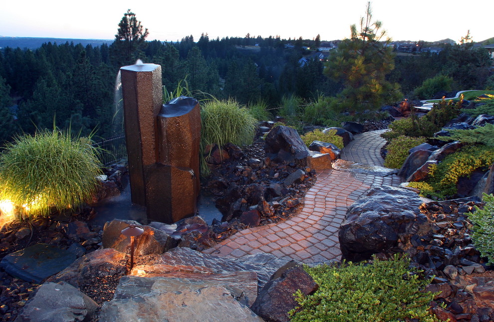 Geometrischer, Großer Moderner Gartenweg hinter dem Haus mit Natursteinplatten in Seattle