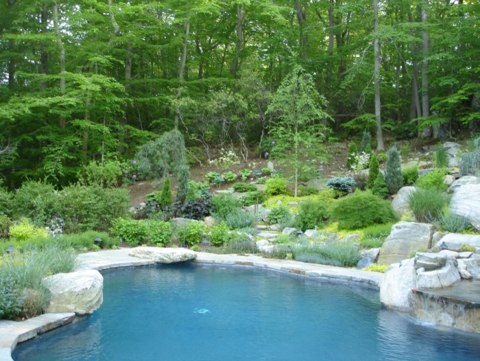 Diseño de jardín clásico grande en verano en ladera con exposición total al sol y adoquines de piedra natural