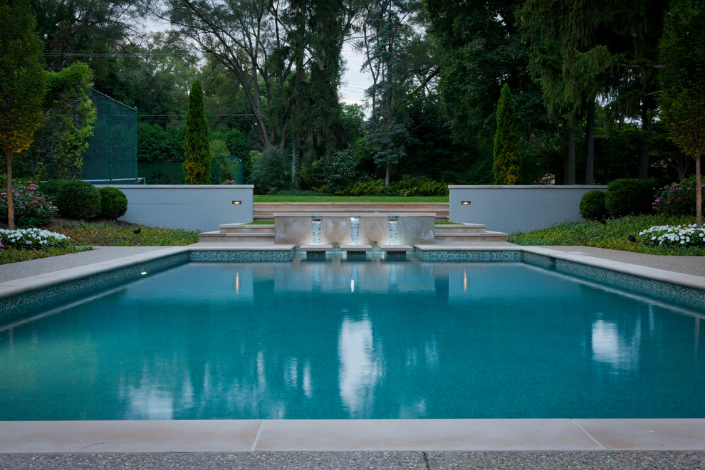 Mittelgroßer Moderner Pool hinter dem Haus in Detroit