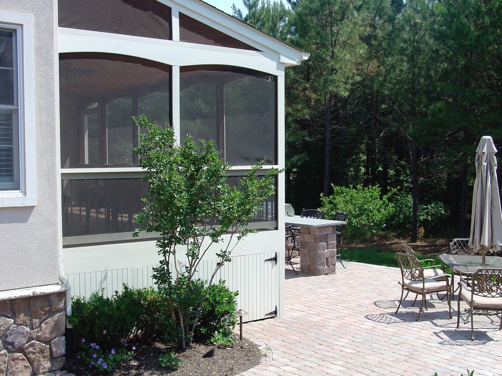 На фото: большой летний участок и сад на боковом дворе в классическом стиле с полуденной тенью и покрытием из каменной брусчатки с