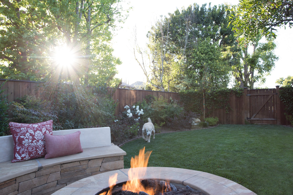 Geometrischer, Mittelgroßer, Halbschattiger Rustikaler Garten im Frühling, hinter dem Haus mit Feuerstelle und Natursteinplatten in Los Angeles