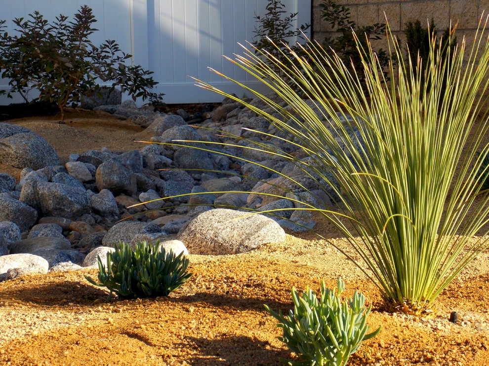 Свежая идея для дизайна: солнечный, весенний засухоустойчивый сад на переднем дворе в средиземноморском стиле с хорошей освещенностью - отличное фото интерьера