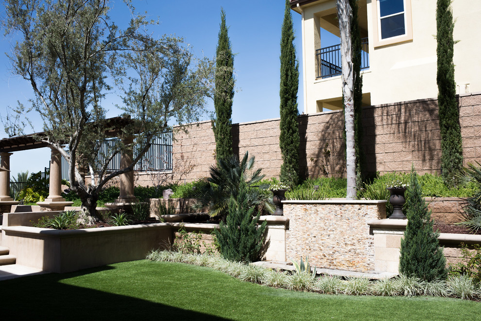 Пример оригинального дизайна: большой засухоустойчивый сад на заднем дворе в классическом стиле с полуденной тенью и покрытием из каменной брусчатки