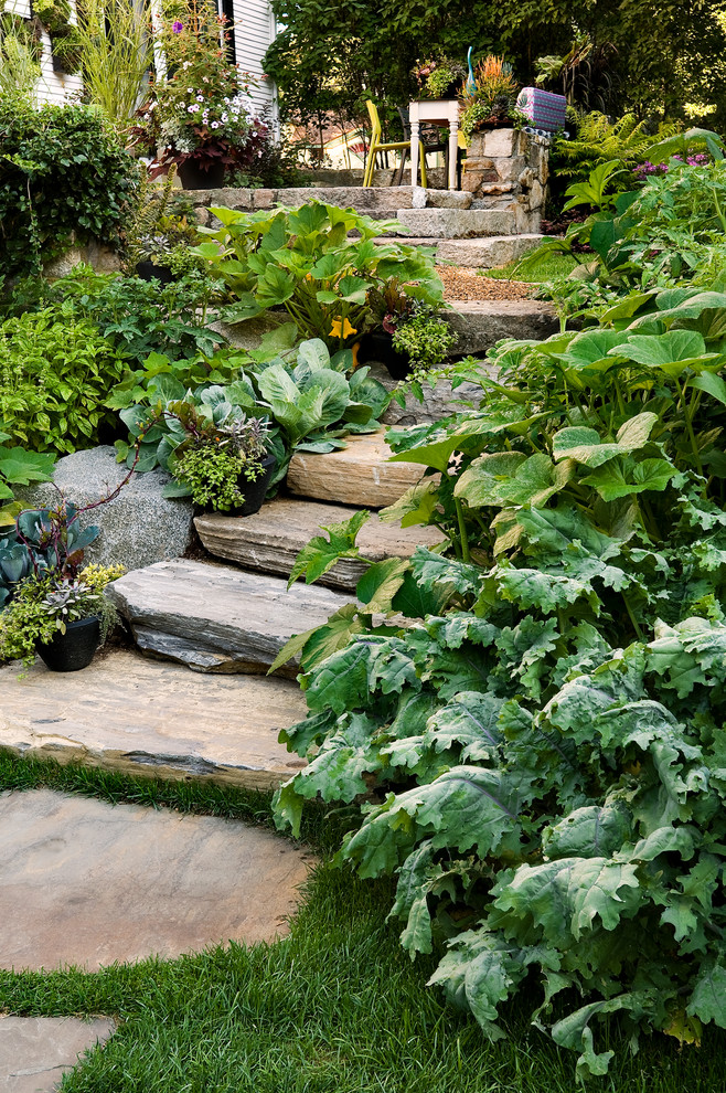 Immagine di un orto in giardino design esposto in pieno sole di medie dimensioni in estate con un pendio, una collina o una riva e pavimentazioni in pietra naturale