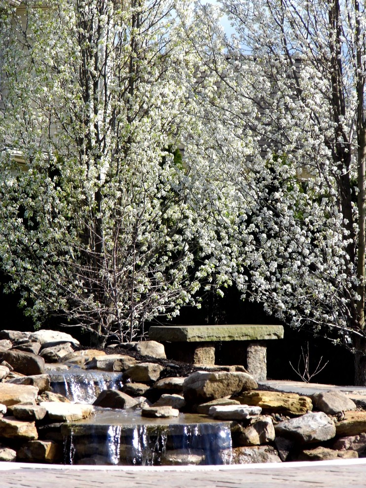 Exemple d'un grand jardin à la française arrière asiatique avec un point d'eau, une exposition partiellement ombragée et des pavés en pierre naturelle.
