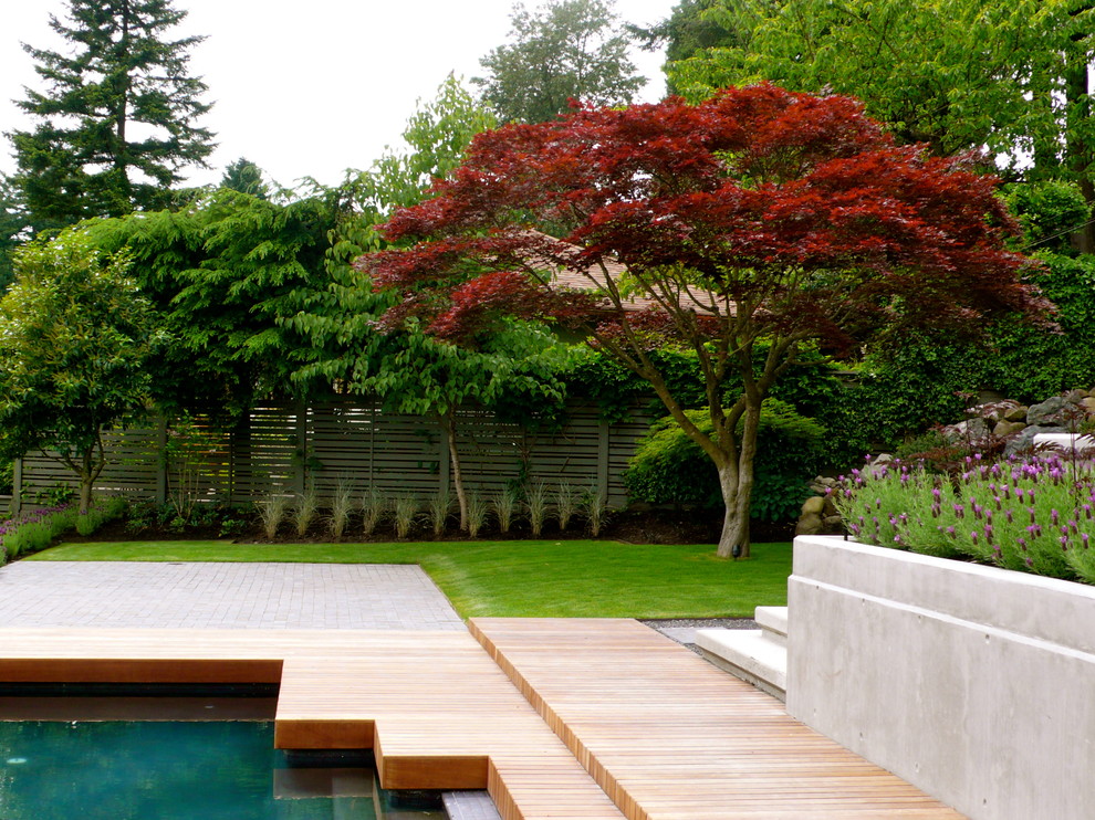 Свежая идея для дизайна: регулярный сад среднего размера на заднем дворе в стиле ретро с настилом - отличное фото интерьера