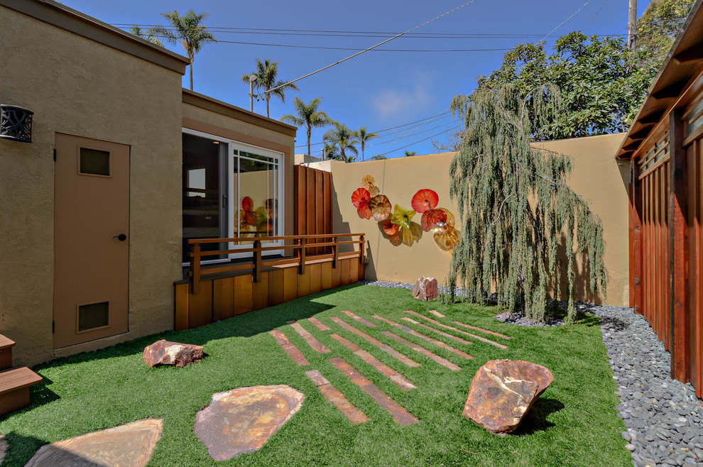 サンディエゴにある高級な中くらいな、夏のトランジショナルスタイルのおしゃれな裏庭 (日向) の写真