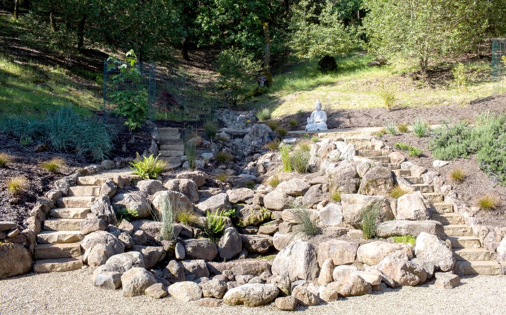 Großer Asiatischer Garten neben dem Haus mit Kübelpflanzen, direkter Sonneneinstrahlung und Natursteinplatten in San Francisco